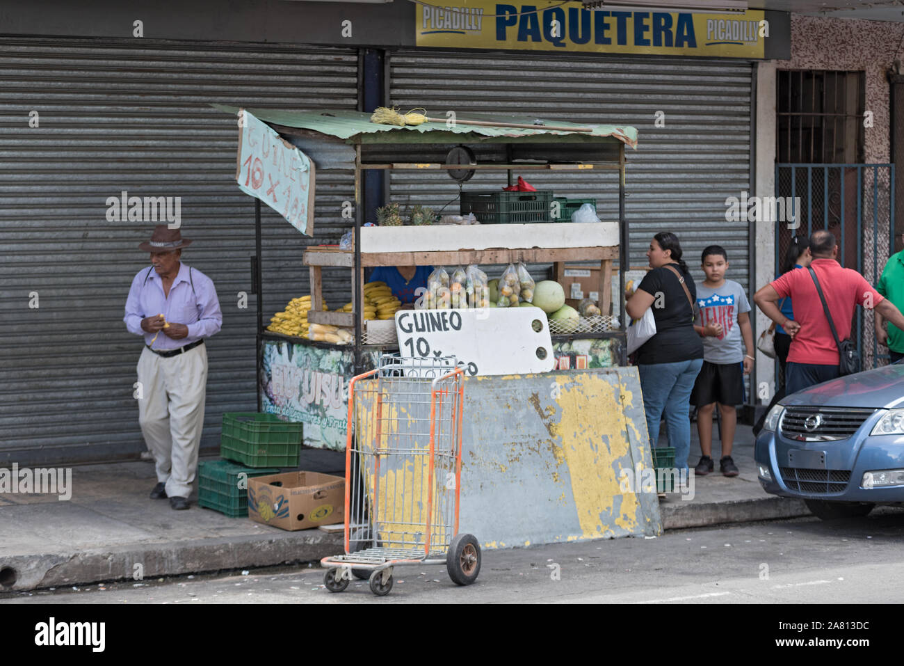 Les fruits et légumes frais d'un vendeur de rue à David panama Banque D'Images