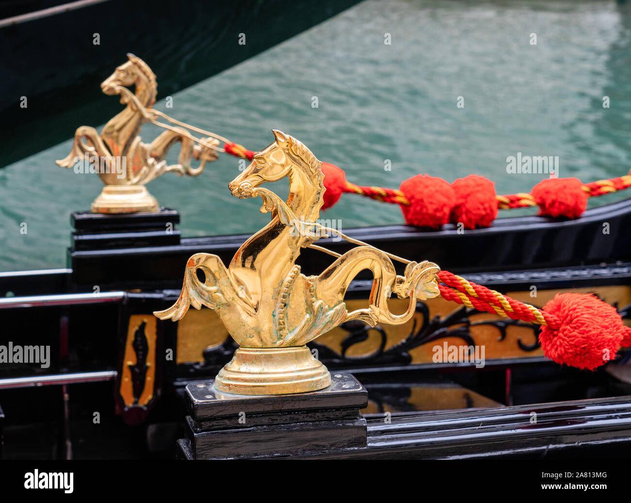 Les hippocampes d'or et d'écarlate pommeaux ornant une gondole à Venise Italie Banque D'Images