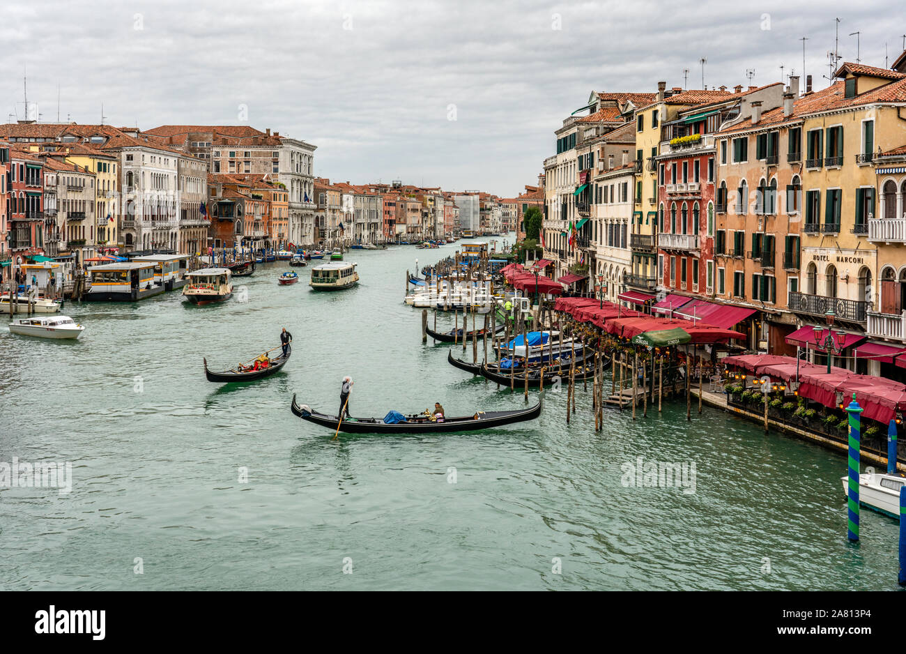 La traversée du Grand Canal de gondoles à Venise Italie vue du Pont du Rialto Banque D'Images