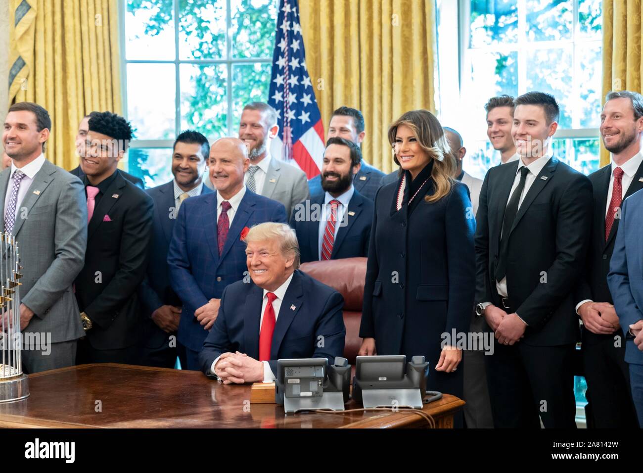 Washington, États-Unis d'Amérique. 04 novembre, 2019. Le Président américain Donald Trump et la Première Dame Melania Trump posent avec des membres de la Série mondiale, Washington Nationals champs au cours d'une célébration de la victoire dans le bureau ovale de la Maison Blanche le 4 novembre 2019 à Washington, DC. Credit : Shealah Craighead/White House Photo/Alamy Live News Banque D'Images
