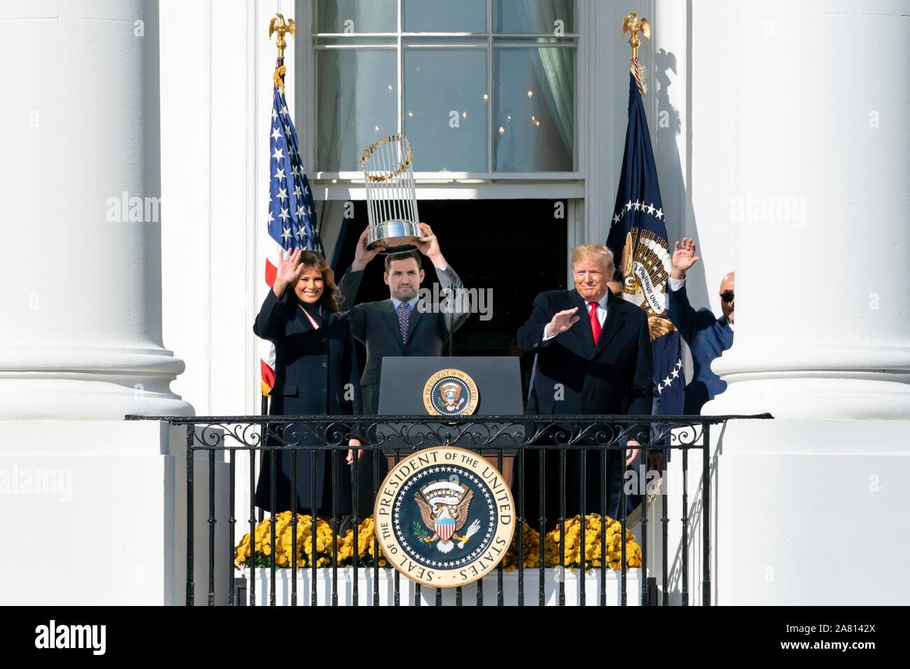 Washington, États-Unis d'Amérique. 04 novembre, 2019. Ryan Zimmerman du Champion du Monde, Washington Nationals baseball team soutient le trophée de la Série mondiale en tant que Président américain Donald Trump et la Première Dame Melania Trump était du portique sud balcon de la Maison Blanche le 4 novembre 2019 à Washington, DC. Le président a accueilli la série mondiale de baseball 2019 pour célébrer leur victoire de la Série mondiale. Credit : Andrea Hanks/White House Photo/Alamy Live News Banque D'Images