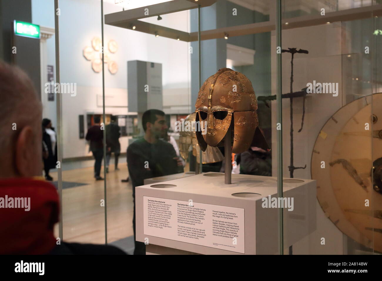 L'étude des visiteurs Casque de Sutton Hoo, une partie de la trésor Sutton Hoo au British Museum, London, UK Banque D'Images