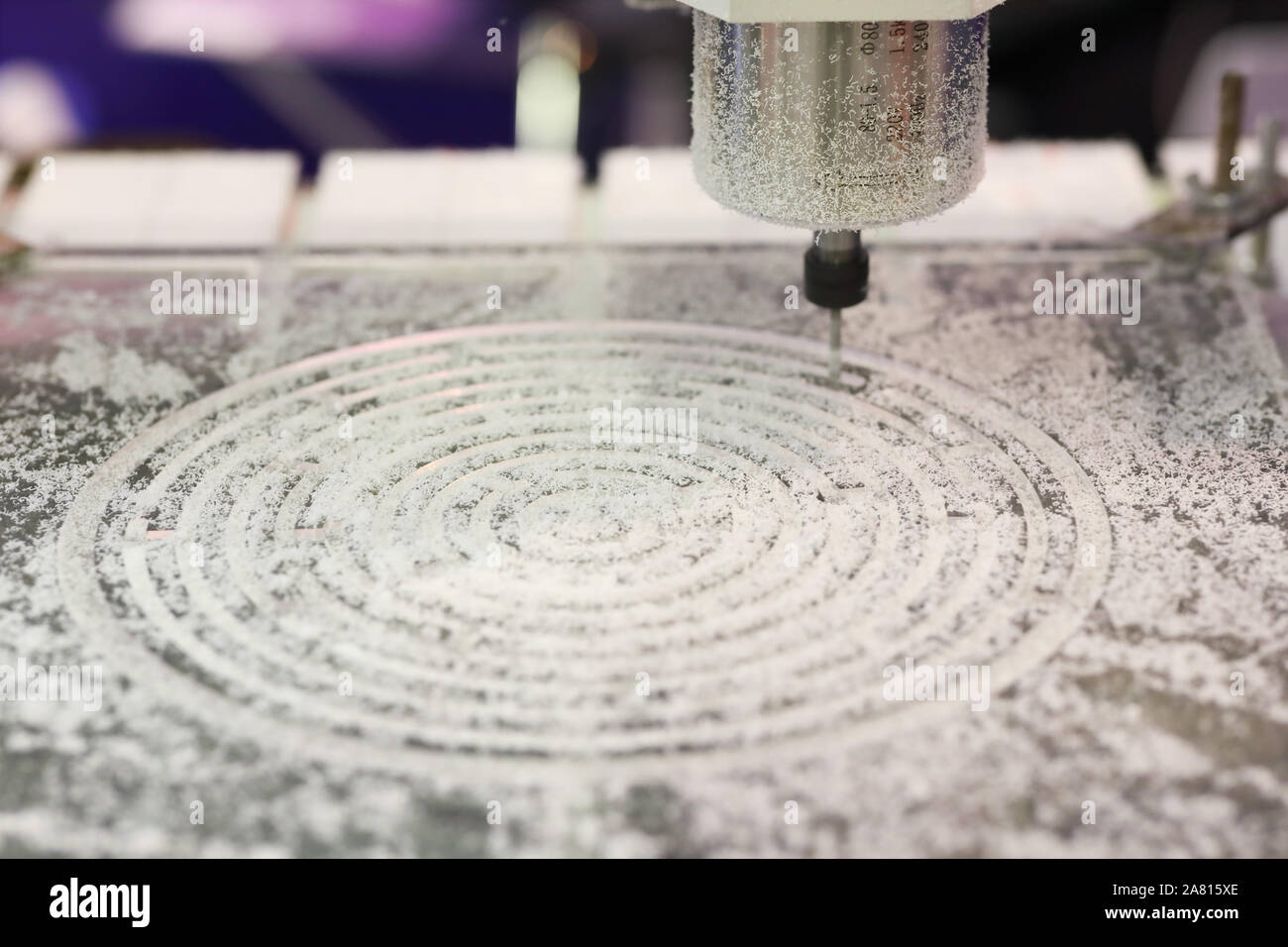 Feuille acrylique avec fraisage centre d'usinage CNC. Focus sélectif. Banque D'Images