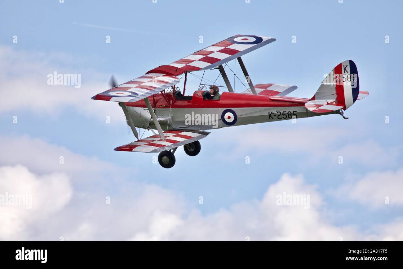 1931 DH82A Tiger Moth (K2585) volant à Shuttleworth sur le spectacle militaire le 7 juillet 2019 Banque D'Images