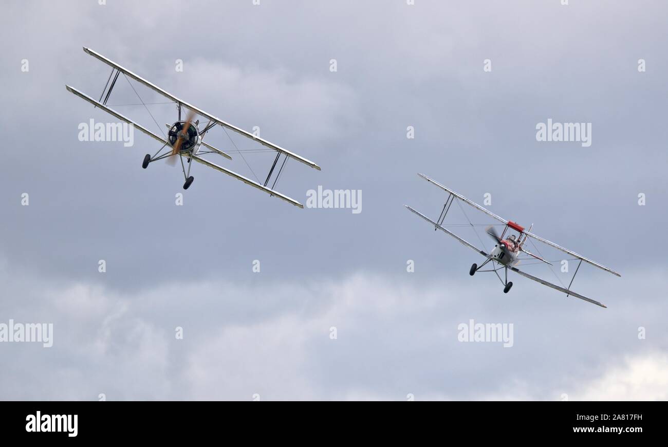 1931 621 Avro Tutor (K3241) et un 1931 DH82a Tiger Moth (K2585) battant ensemble au spectacle militaire Shuttleworth bourget sur le 7 juillet 2019 Banque D'Images
