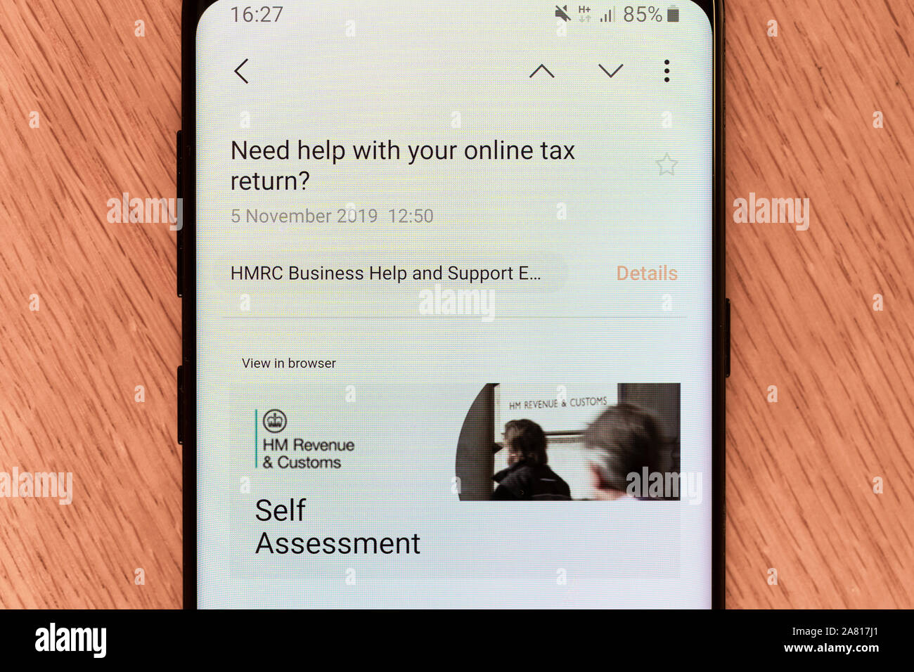 Un e-mail sur un smartphone de la UK HM Revenue and Customs demande une déclaration d'impôt d'auto-évaluation qui sera soumis à l'année d'imposition 2018 - 2019 Banque D'Images