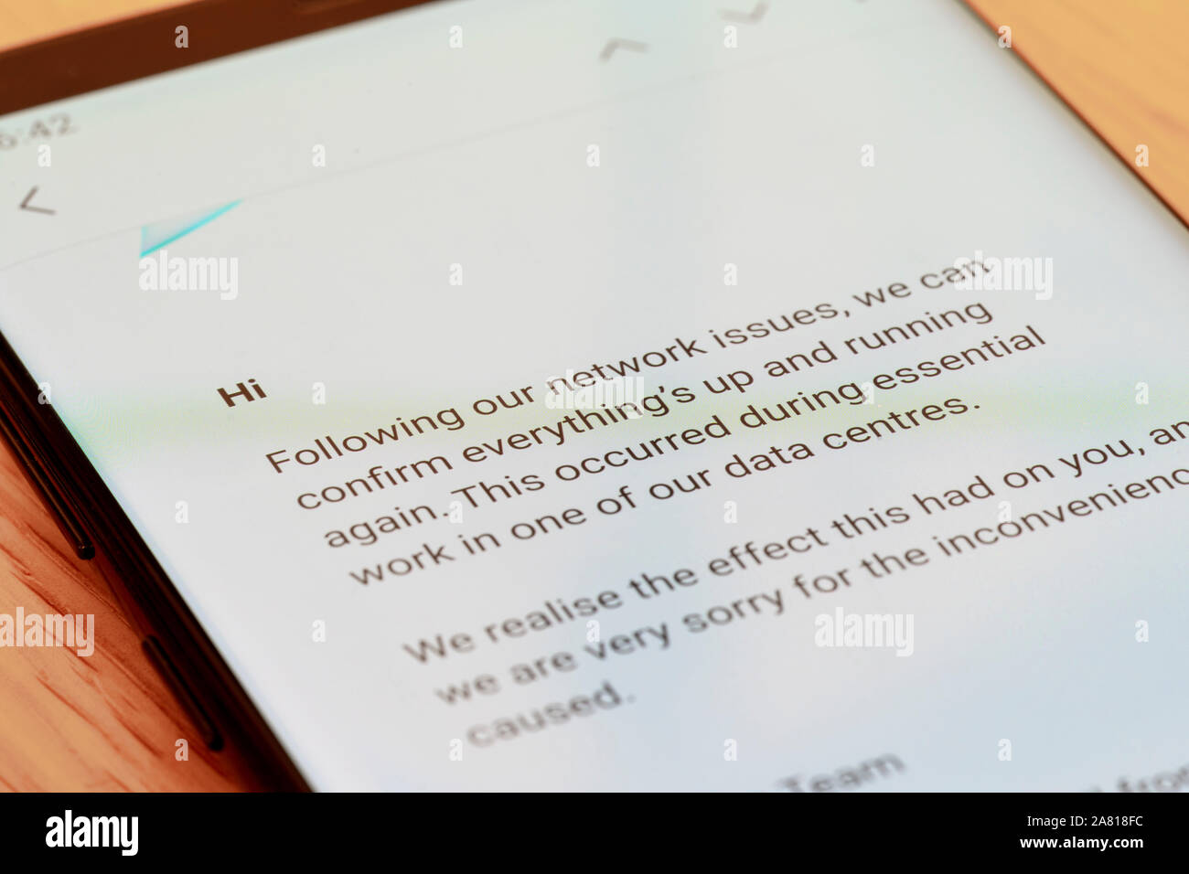 Un e-mail de trois sur un smartphone - un fournisseur de réseau mobile au Royaume-Uni - s'excuser de la récente panne de réseau Banque D'Images
