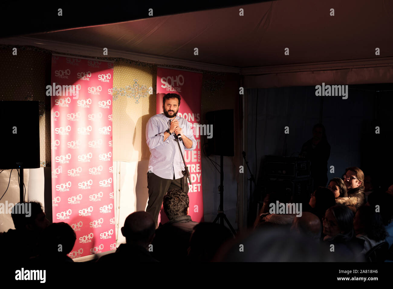 Nish Kumar -Nishant Kumar, un humoriste, acteur et présentateur radio, effectue dans Soho Theatre tente pop-up, au cours de célébrations du Diwali Banque D'Images