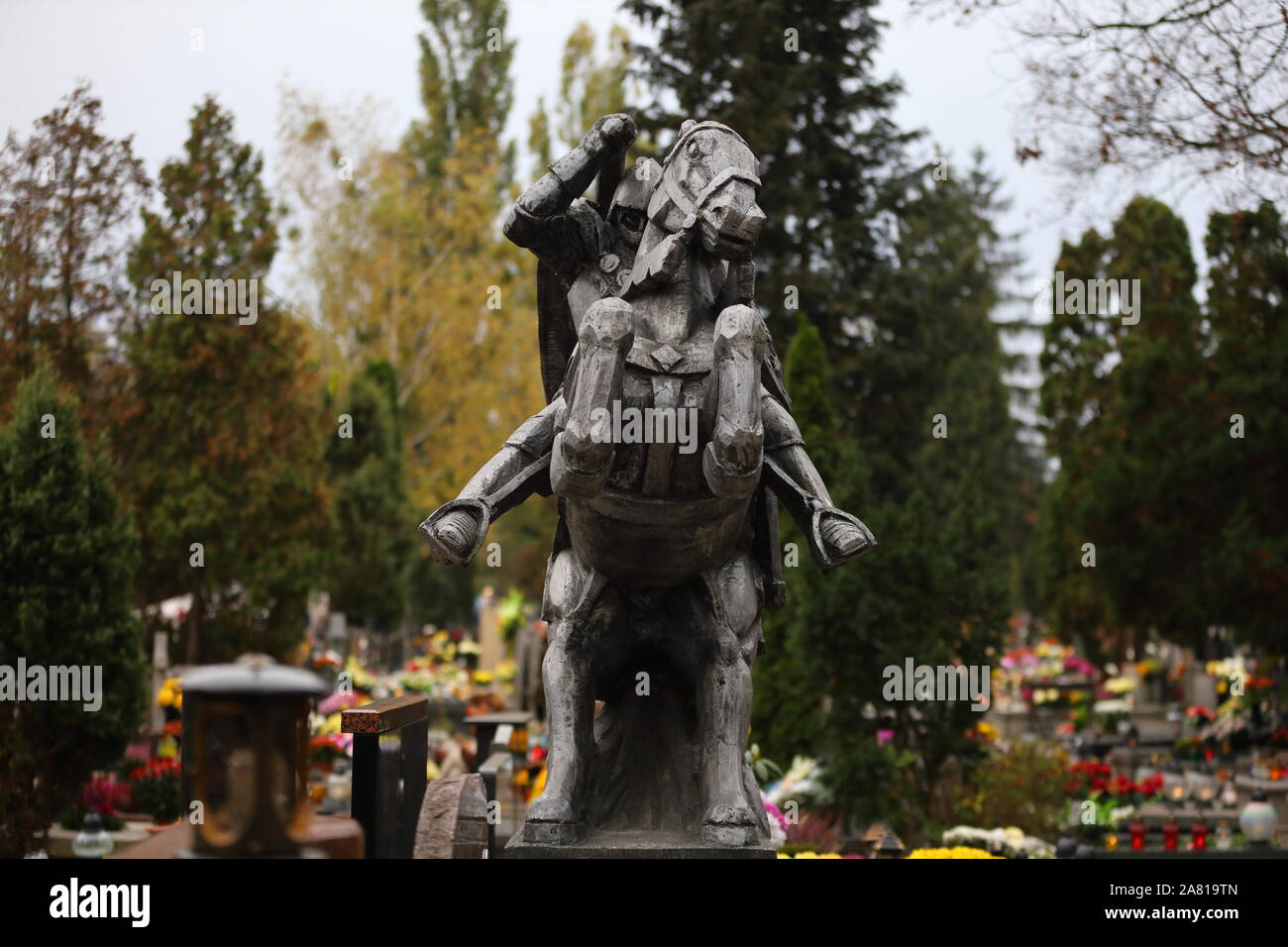 Cimetière, statue d'un chevalier sur un cheval Banque D'Images