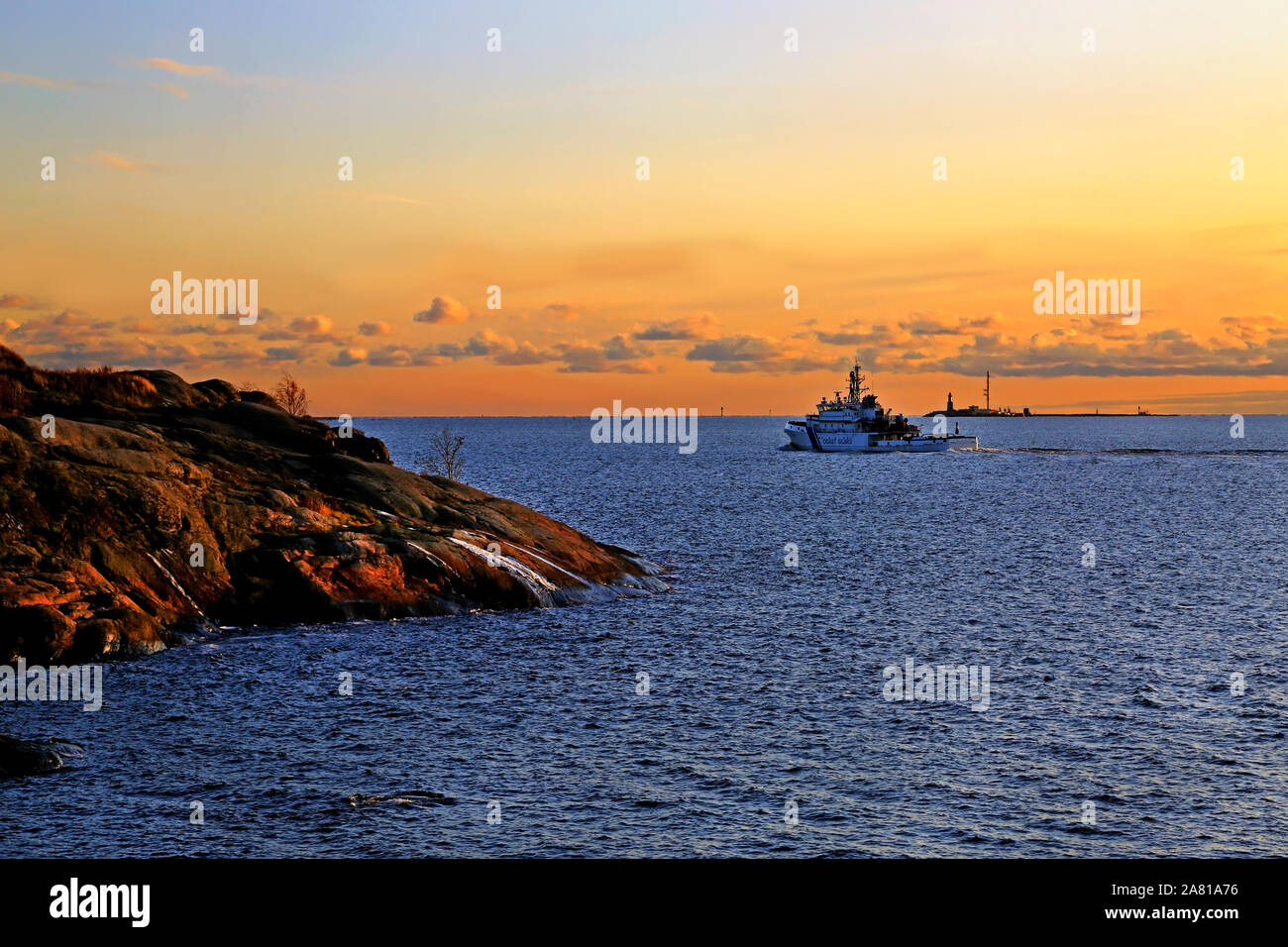 Paysage d'automne au coucher du soleil avec la Garde côtière voile voyager vers l'horizon. Kustaanmiekka de Suomenlinna,, en Finlande. Octobre 2019. Banque D'Images