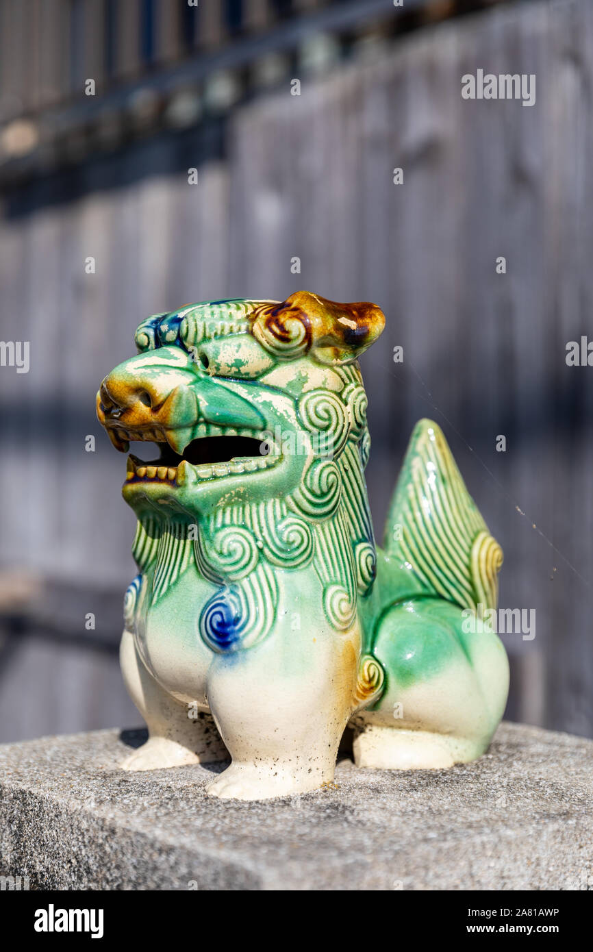 Shisa lion guardian, carreaux de céramique, Okinawa, Japon Banque D'Images