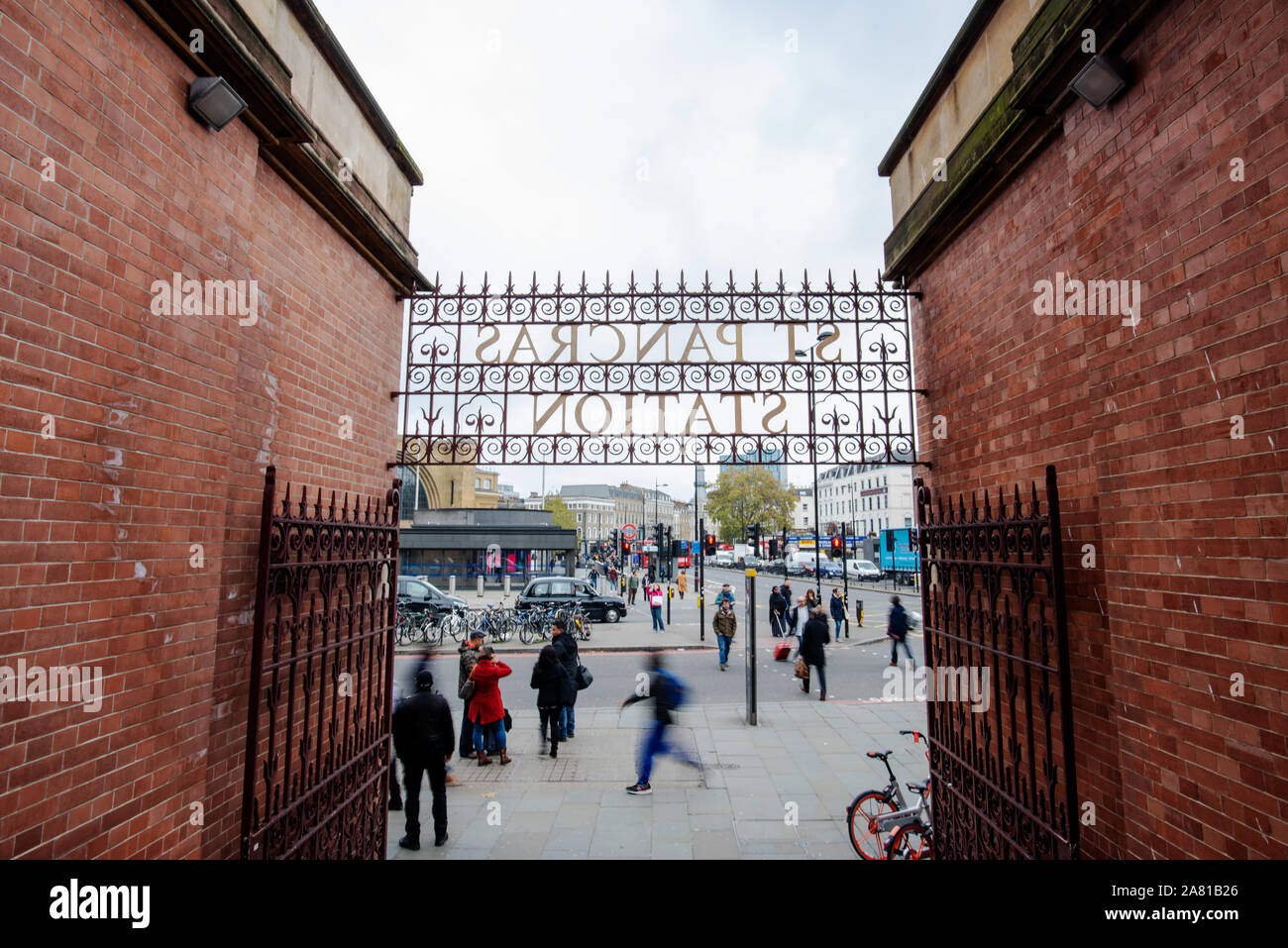 Londres, Royaume-Uni, le 5 novembre 2019 : les personnes se déplaçant dans toutes les directions à l'extérieur de la gare de Saint-pancras, un jour nuageux. Banque D'Images