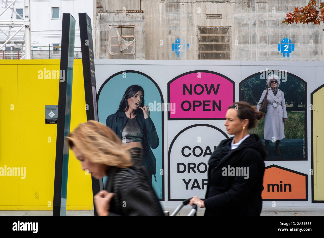 Londres, Royaume-Uni, le 5 novembre 2019 : Les randonneurs passent devant une publicité avec des femmes d'âges différents à Google's new King's Cross l'AC. Banque D'Images