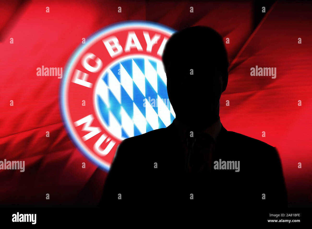 PHOTOMONTAGE. FC Bayern Munich veut présenter nouvel entraîneur-chef à la fin de novembre, la question à l'entraîneur FC Bayern Munich a été traitant de Fußball-Allemagne depuis la rupture avec Niko Kovac. Fonction, border motif : FC Bayern emblème du club, club crest sur le mur vidéo à l'Allianz Arena. Test match Bayern Munich SG Sonnenhof Grossaspach, Soccer 1.Bundesliga, 1.liga, le 09/01/2018. Ã,Â | conditions dans le monde entier Banque D'Images