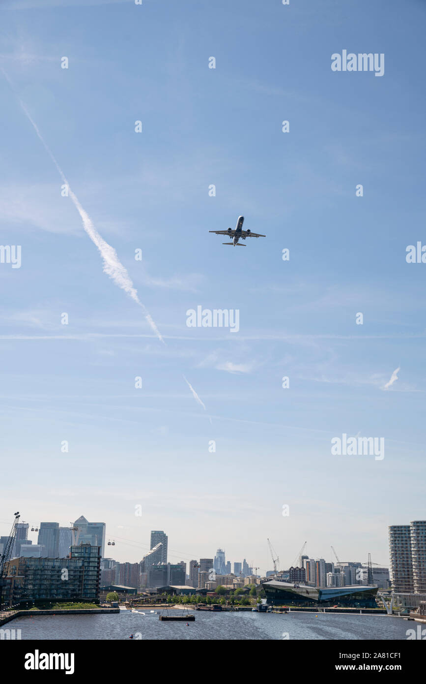 Avions volant au-dessus de la ville de Londres, Angleterre Banque D'Images