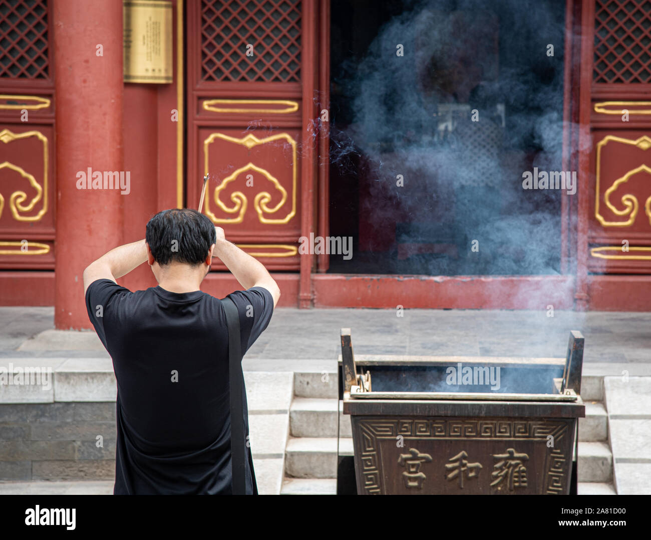 Beijing, Chine, le 8 juin 2018 : l'homme religieux non reconnus priant au temple du Lama qui est le plus grand temple bouddhiste tibétain de Beijing, Chine Banque D'Images