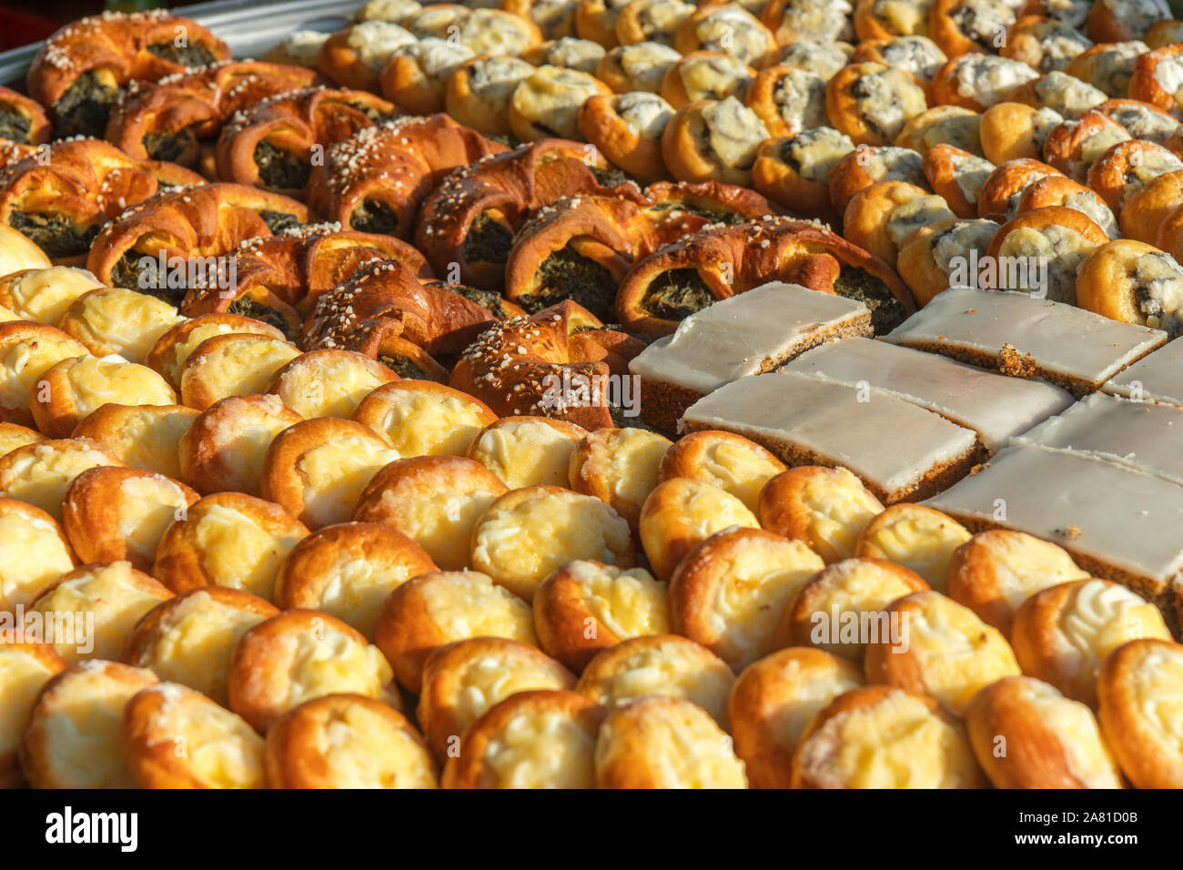 Salé et sucré des pâtisseries traditionnelles des agriculteurs au marché alimentaire de la rue ou d'un festival à naplavka à Prague, République tchèque. Pâtisserie danoise, rouleaux, gingembre bre Banque D'Images