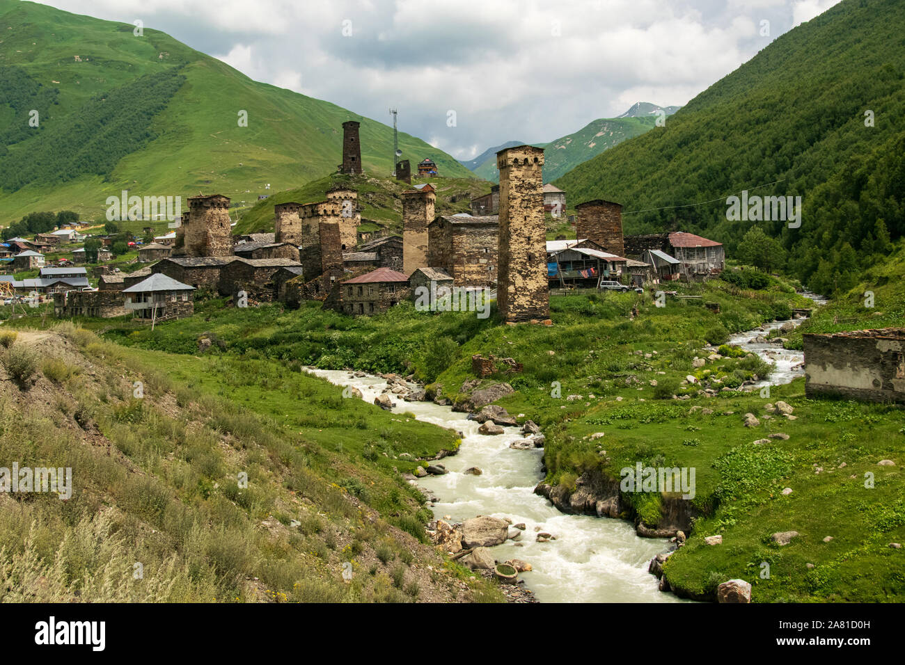 Ushguli village avec ses tours de pierre emblématique. Banque D'Images