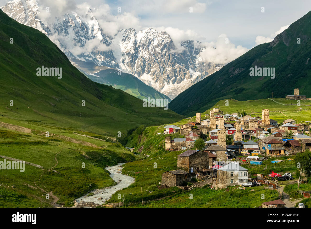 Ushguli village au coucher du soleil avec Shkhara mountain en arrière-plan. Banque D'Images