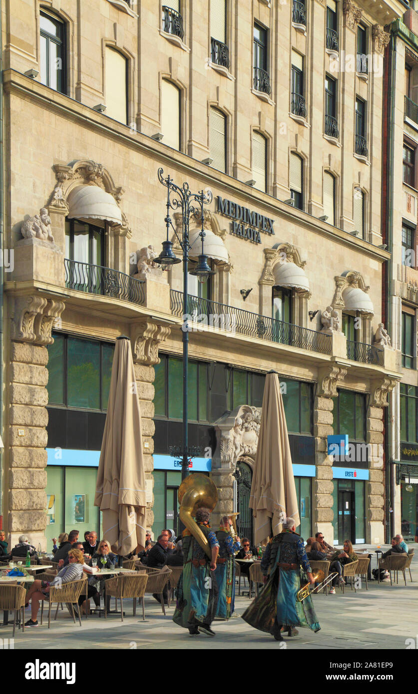 La Hongrie, Budapest, Medimpex Palace, café, les gens, Banque D'Images