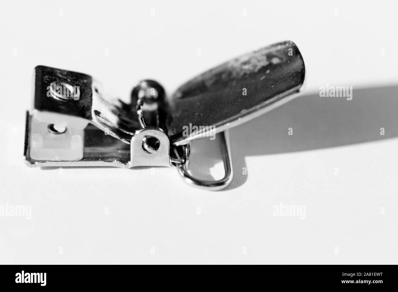 Un collier à l'appareil vu de côté, ressemble à une petite bouche avide avec dents Banque D'Images
