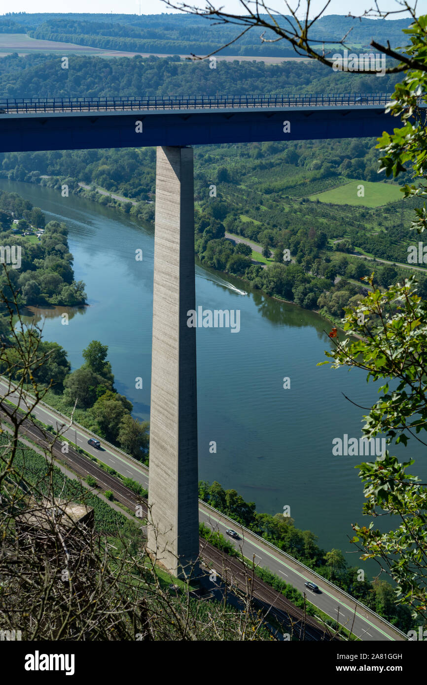 Vue panoramique sur le viaduc de l'autoroute haut pont sur la Moselle et la vallée de vignobles en terrasses, réseau routier et des transports de l'Allemagne Banque D'Images