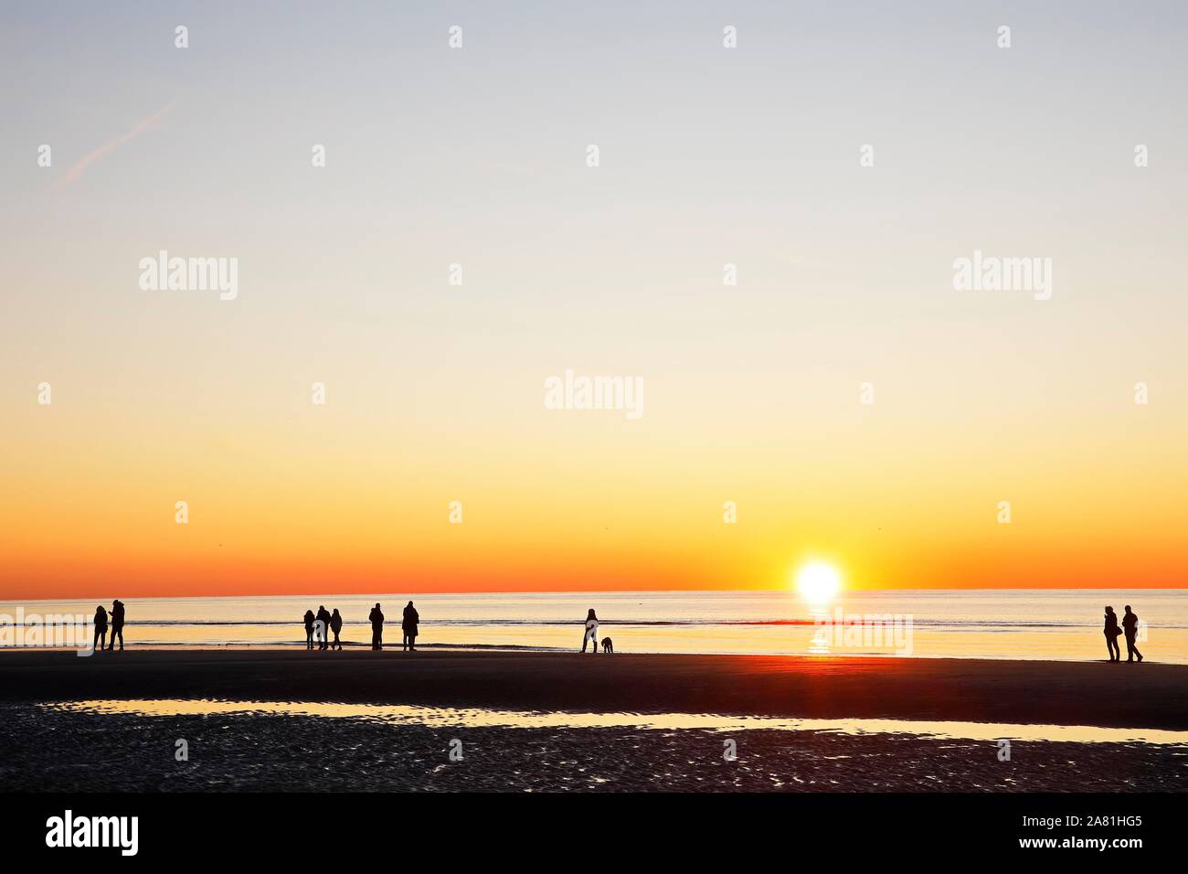 Les gens sur la plage au coucher du soleil sur la mer du Nord, mer du Nord, Schleswig-Holstein mer des Wadden Parc National, Schleswig-Holstein Banque D'Images