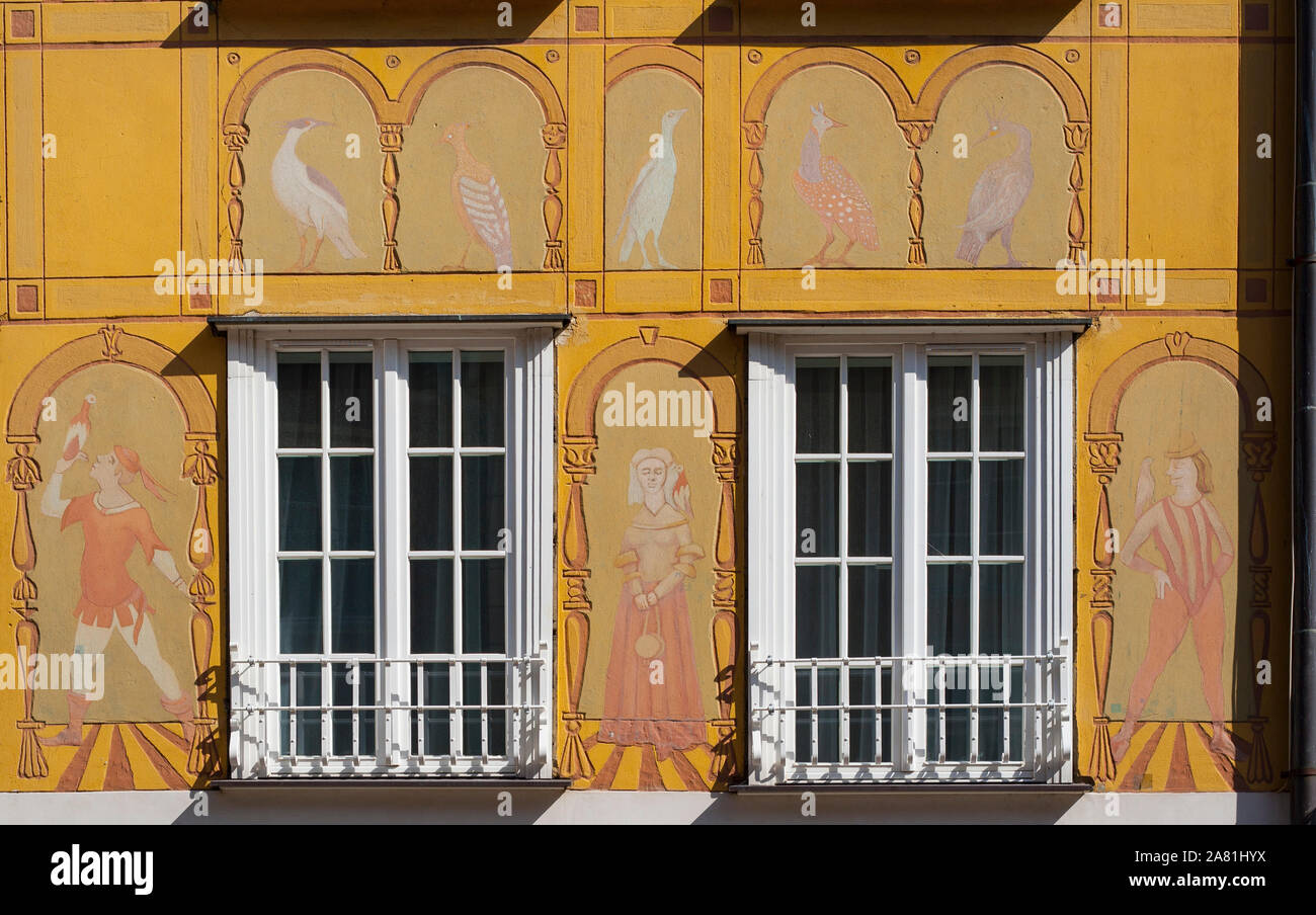 Windows avec des décorations sur le mur de l'immeuble ancien rénové dans la vieille ville de Gdansk, Pologne Banque D'Images