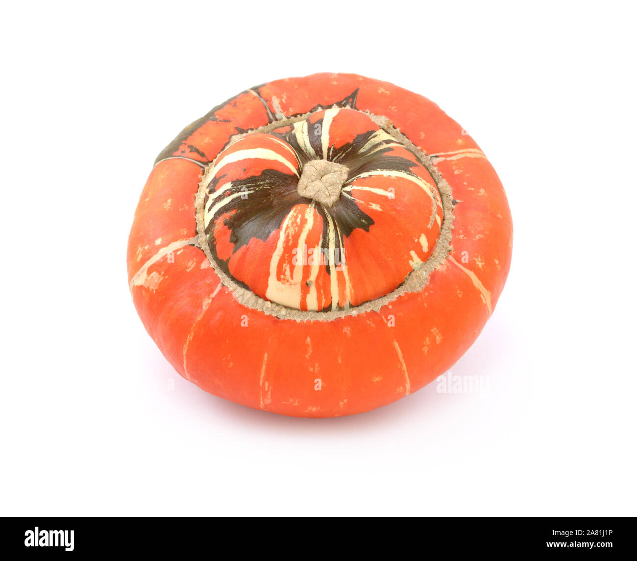 L'orange vif turcs Turban heirloom gourd avec rayé, centre surélevé, sur un fond blanc Banque D'Images