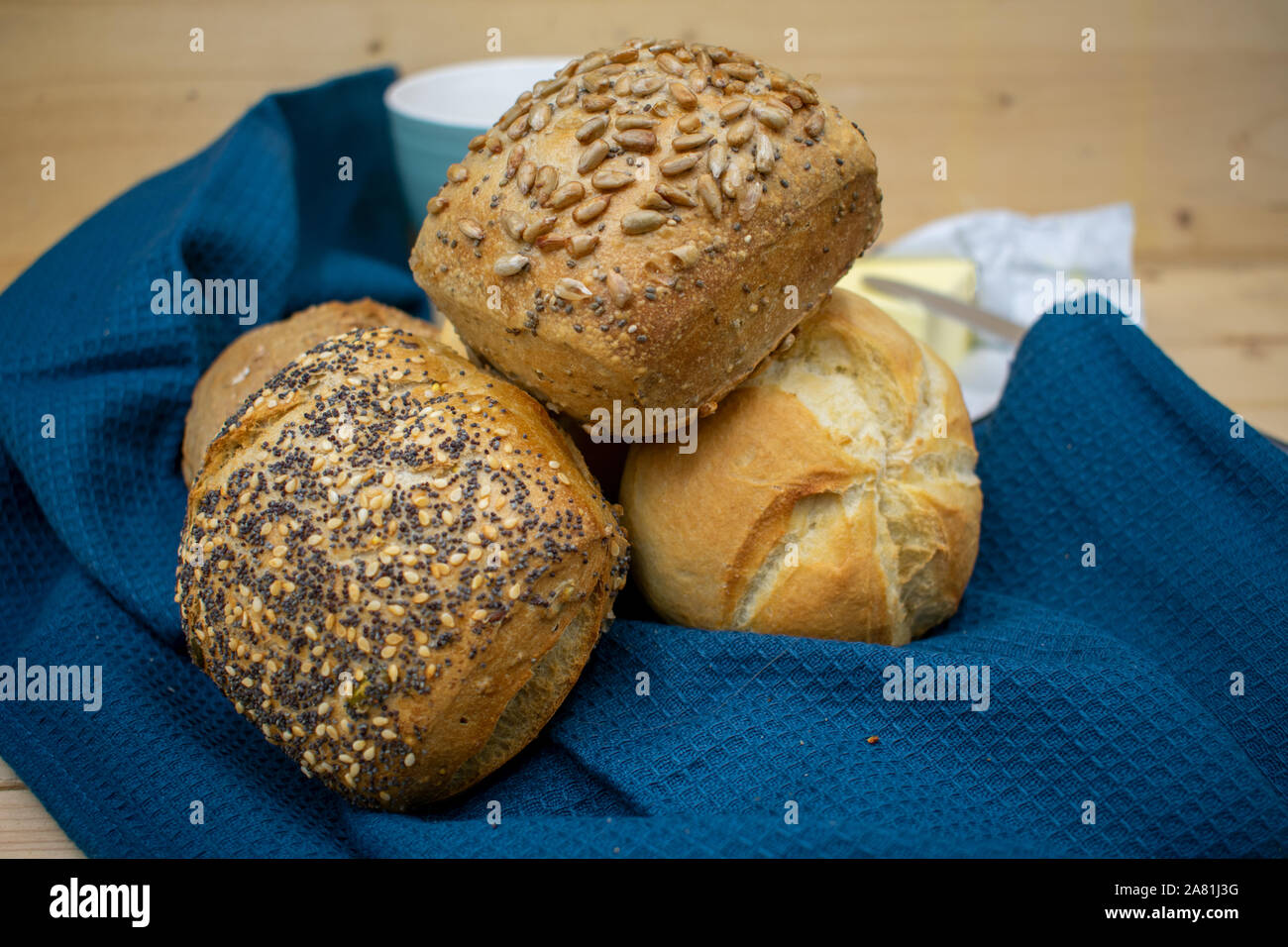 Différents types de pains frais sur un chiffon sec bleu Banque D'Images