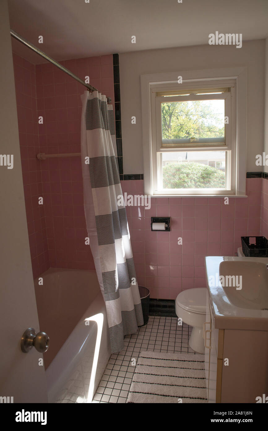 Salle de bains rose Retro 50s dans la maison de banlieue Banque D'Images