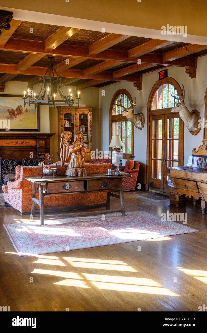 Lobby chaleureux et accueillant de l'hôtel dans le gage du Texas de l'Ouest Ville de Marathon Banque D'Images