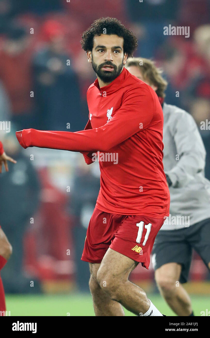 Liverpool, Royaume-Uni. 05Th Nov, 2019. Mohamed Salah de Liverpool regarde pendant l'échauffement. Ligue des Champions groupe e match, Liverpool v KRC Genk au stade d'Anfield à Liverpool, le mardi 5 novembre 2019. Ce droit ne peut être utilisé qu'à des fins rédactionnelles. Usage éditorial uniquement, licence requise pour un usage commercial. Aucune utilisation de pari, de jeux ou d'un seul club/ligue/dvd publications. Photos par Chris Stading/Andrew Orchard la photographie de sport/Alamy live news Crédit : Andrew Orchard la photographie de sport/Alamy Live News Banque D'Images