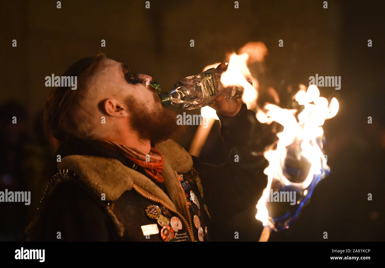 Lewes UK 5e novembre 2019 - Des milliers de marcheurs et regarder les célébrations annuelles feu Lewes se souvenir de l'échec de la Conspiration des Poudres de Guy Fawkes 1605 .la Lewes Bonfire Night célébrations sont le plus grand 'cinquième de novembre' événement dans le monde avec la ville six sociétés d'un feu de prendre part et de plus de 30 marches qui ont lieu tout au long de la soirée : Simon Crédit Dack / Alamy Live News Banque D'Images