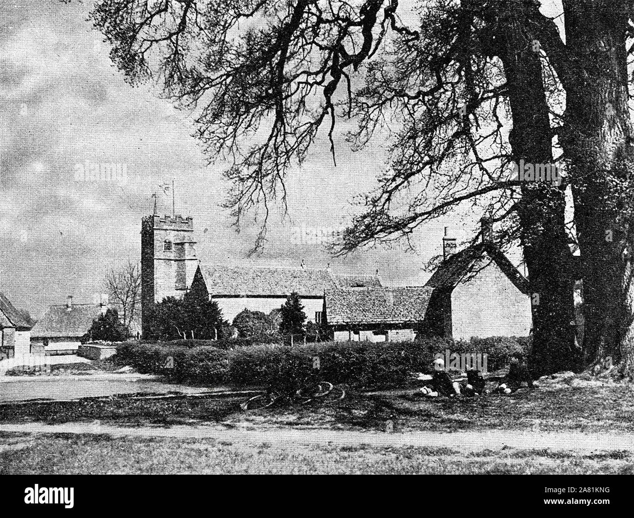 Une photographie (circa 1940)de l'église du village à l'Ouest, Ducklington Oxfordshire. (Saint Barthélemy) . Le 11ème siècle a été restaurée par l'architecte néo-gothique par ex. Bruton en 1871. Son clocher a un anneau de six cloches dont un cast par Henry Bagley de Chacombe en 1732 Banque D'Images