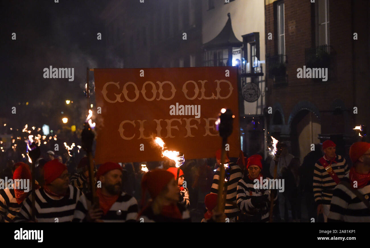 Lewes UK 5e novembre 2019 - Des milliers de marcheurs et regarder les célébrations annuelles feu Lewes se souvenir de l'échec de la Conspiration des Poudres de Guy Fawkes 1605 .la Lewes Bonfire Night célébrations sont le plus grand 'cinquième de novembre' événement dans le monde avec la ville six sociétés d'un feu de prendre part et de plus de 30 marches qui ont lieu tout au long de la soirée : Simon Crédit Dack / Alamy Live News Banque D'Images