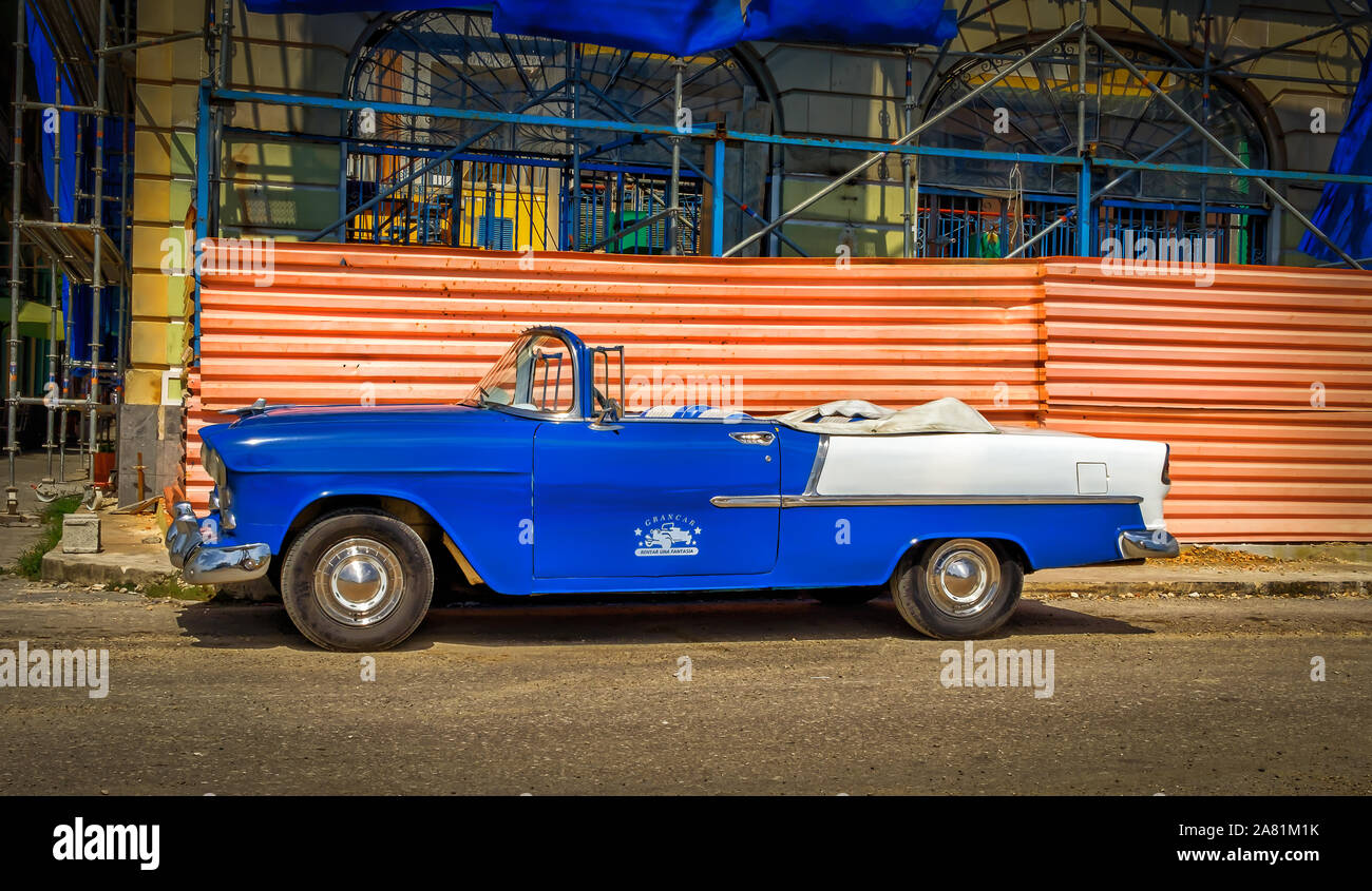 La Havane, Cuba, le 2019 juillet, vue d'un cabriolet Bel Air bleu des années 1950 de Chevrolet garée comme voiture de location pour les touristes Banque D'Images