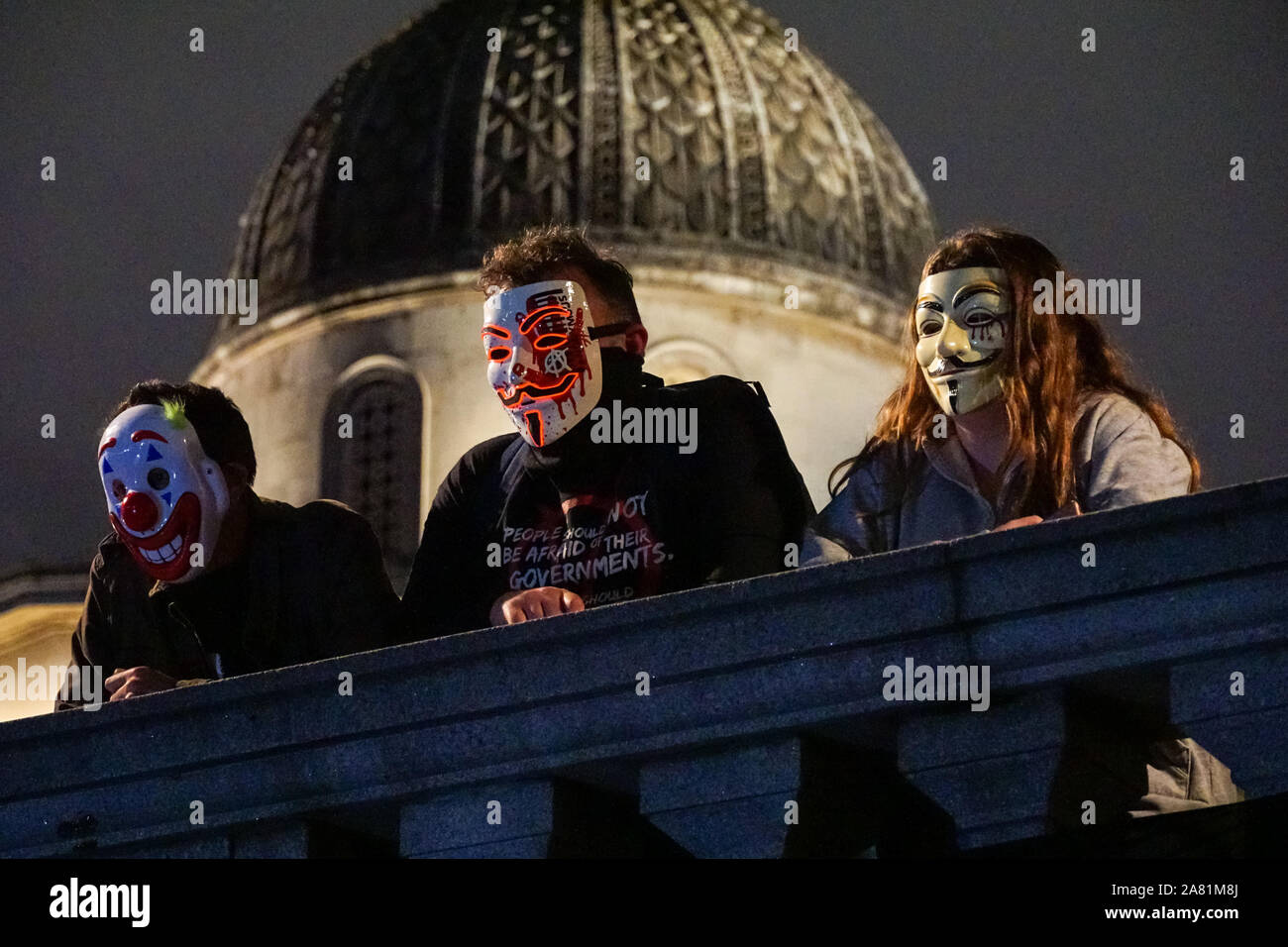 Personnes portant des masques Guy Fawkes lors de la « Marche annuelle du masque de illion » à Trafalgar Square, Londres Angleterre Royaume-Uni Banque D'Images