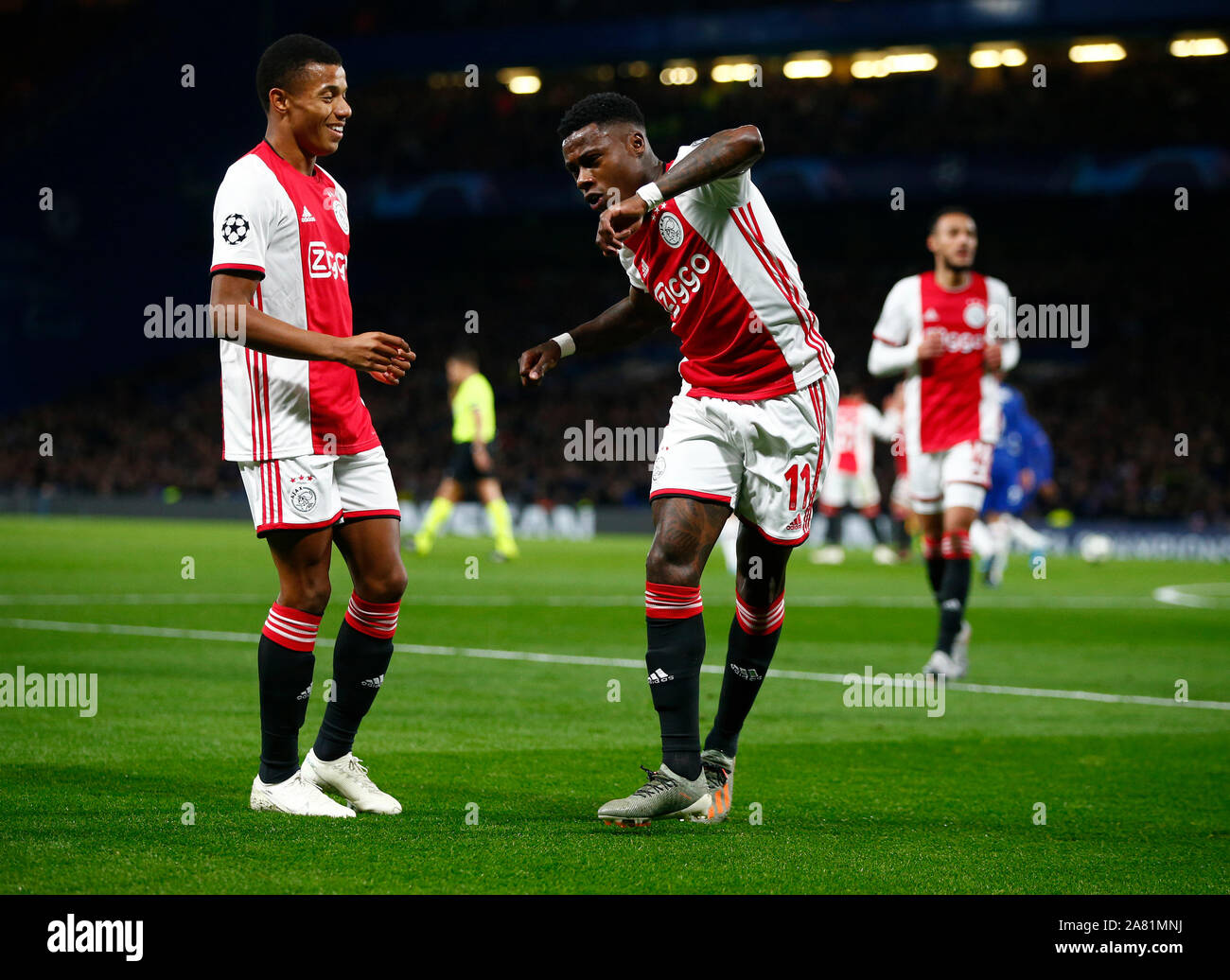 Londres, Royaume-Uni. 05 novembre 2019. aj11 fête son but au cours de ligue de champion le groupe H entre Chelsea et Alax à Stanford Bridge Stadium, Londres, Angleterre le 05 novembre 2019 : Crédit photo Action Sport/Alamy Live News Banque D'Images