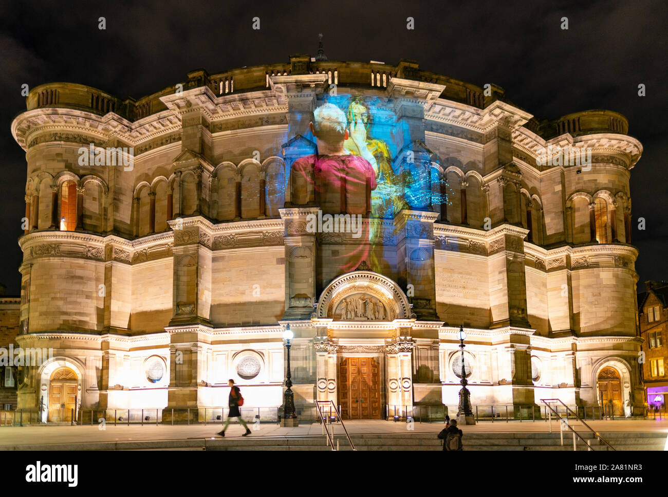 Edinburgh, Ecosse, Royaume-Uni. 5 novembre 2019. Pour célébrer leur saison 2020/2021 Lancement, Scottish Ballet collaboré avec l'artiste Alan McGowan commandées spécialement pour créer une projection d'art visuel qui a été dévoilé à Édimbourg ce soir. Scottish Ballet effectuez trois ballets ce Noël ; le Lac des cygnes, Casse-Noisette et le scandale à Mayerling. La projection dispose d''un time-lapse film de l'artiste la peinture de la campagne 2020 pour trois toiles ; un pour chaque ballet et a été projetée sur l'Université d'EdinburghÕs McEwan Hall. Credit : Iain Masterton/Alamy Live News Banque D'Images