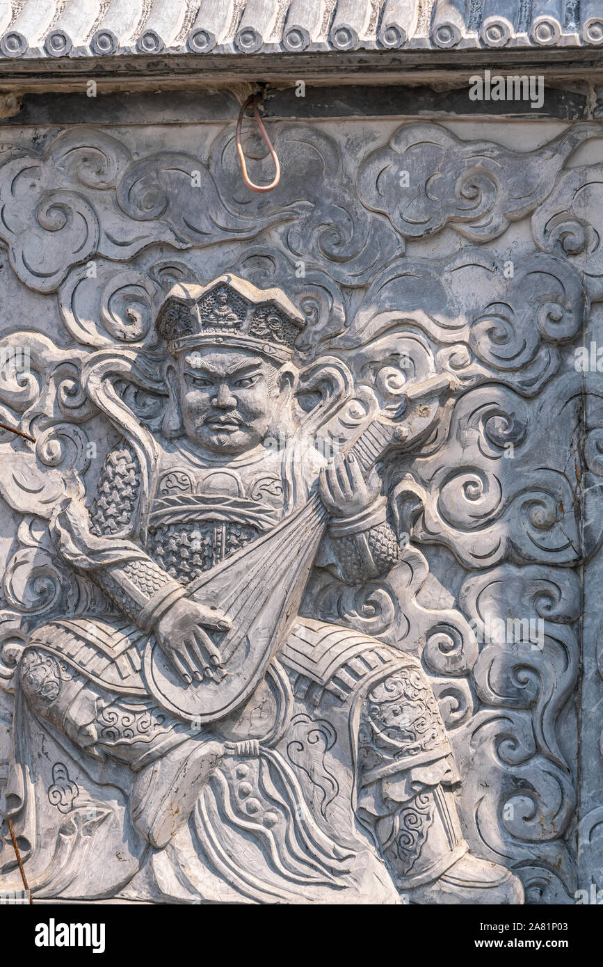 Da nang, Vietnam - 10 mars 2019 : Chua Long un temple bouddhiste chinois. Image libre de pierre ciselée du roi céleste, un Dhrtarastra stern lo Banque D'Images