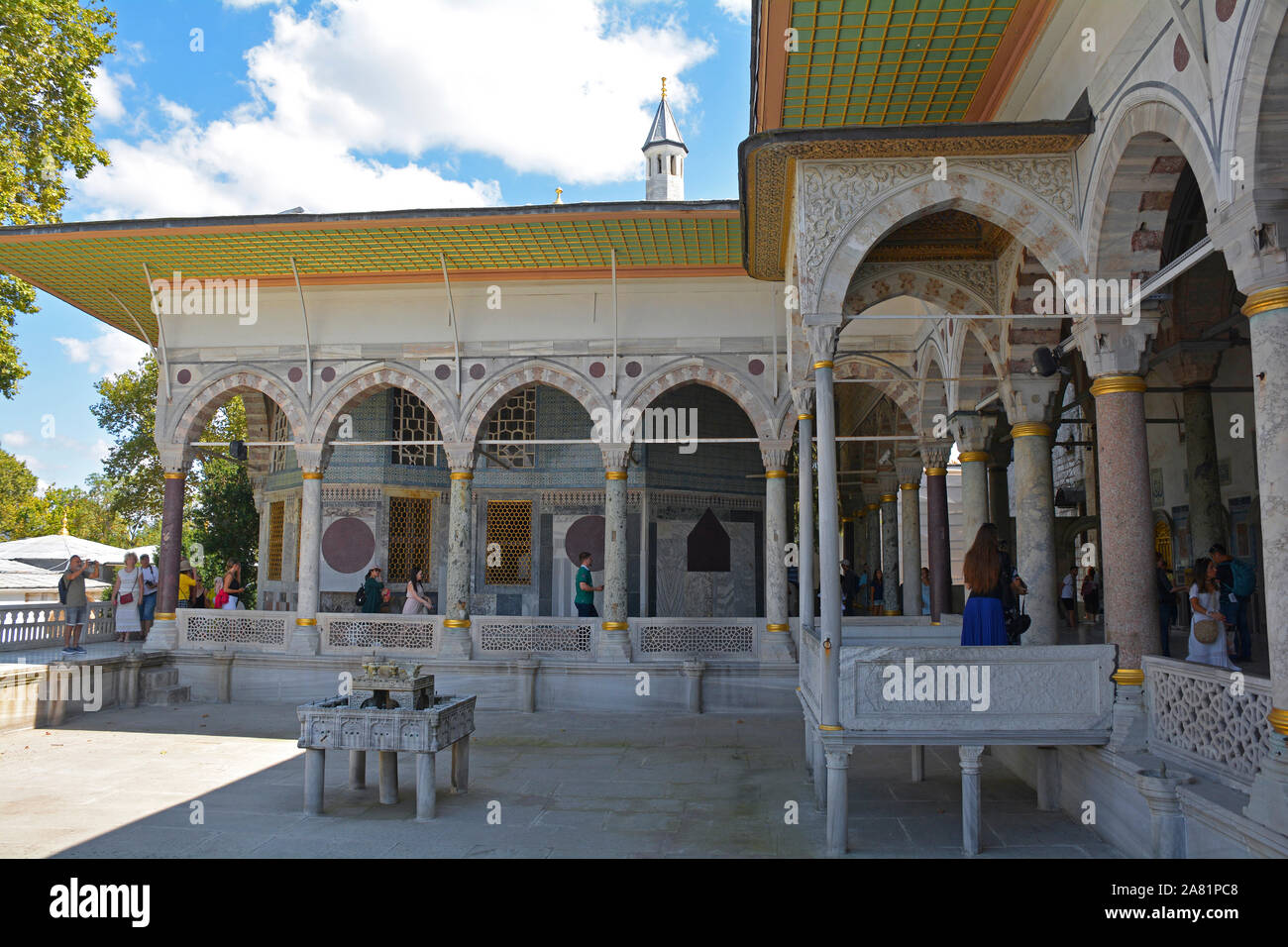 Istanbul, Turquie - 6 septembre 2019. Les touristes visitent le kiosque de Bagdad dans le palais de Topkapi, Istanbul. Banque D'Images