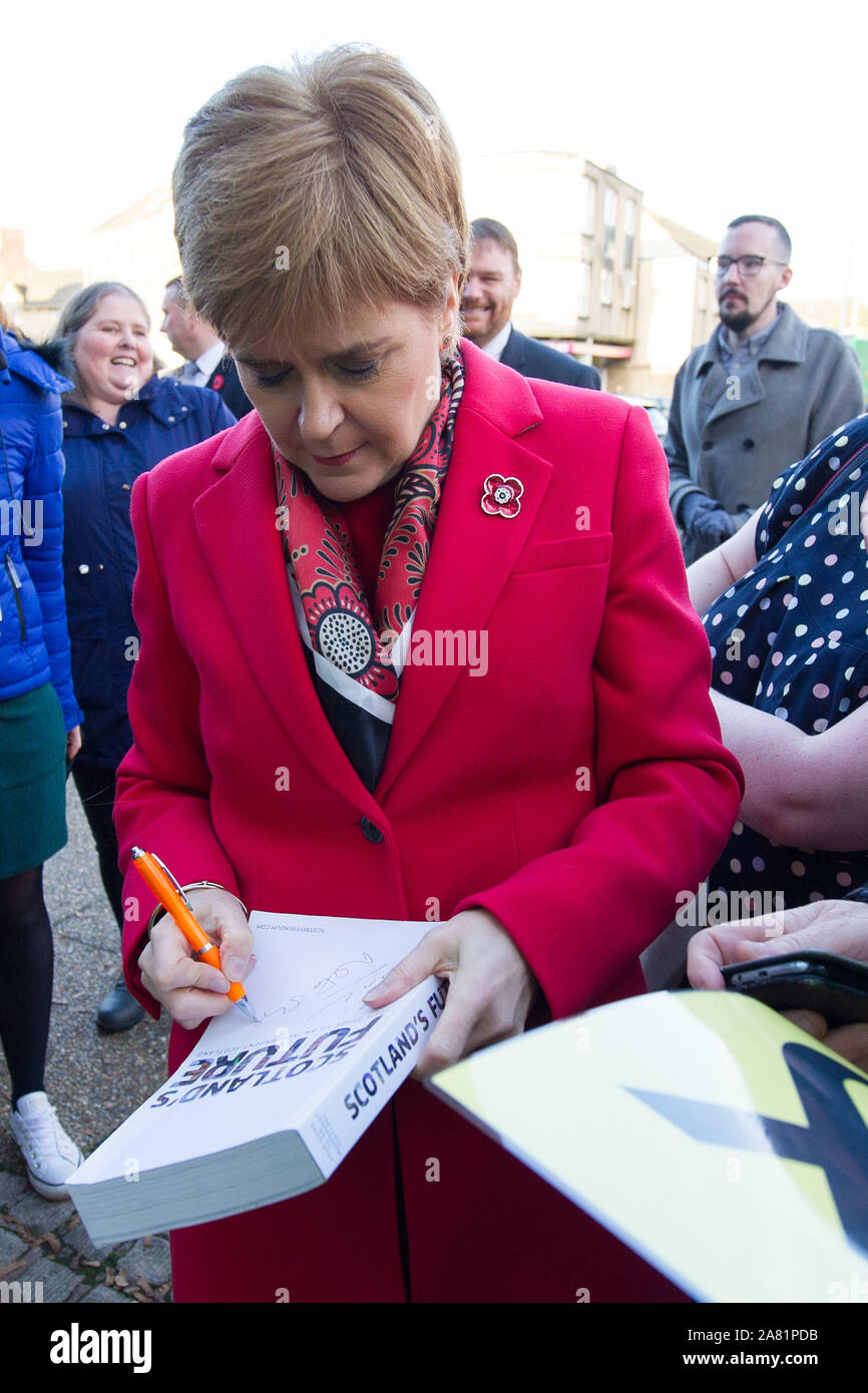 Dalkeith, UK. 5 novembre 2019. Sur la photo : Nicola Sturgeon MSP - Premier Ministre de l'Écosse et Leader du Parti national écossais (SNP). Premier ministre Nicola Sturgeon rejoint Owen Thompson, SNP candidat à Midlothian, à faire campagne à Dalkeith. S'exprimant avant la visite, Nicola Sturgeon, a déclaré : "Brexit est loin d'être un fait accompli." "Même si Boris Johnson a été d'obtenir son accord, cela ne serait que le début, pas la fin - de négociations commerciales avec l'UE." Crédit : Colin Fisher/Alamy Live News. Crédit : Colin Fisher/Alamy Live News Banque D'Images