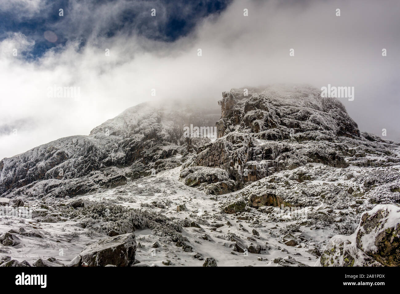 Paysage d'hiver avec ciel dramatique au Rial mountain en Bulgarie, Maliovica. Banque D'Images