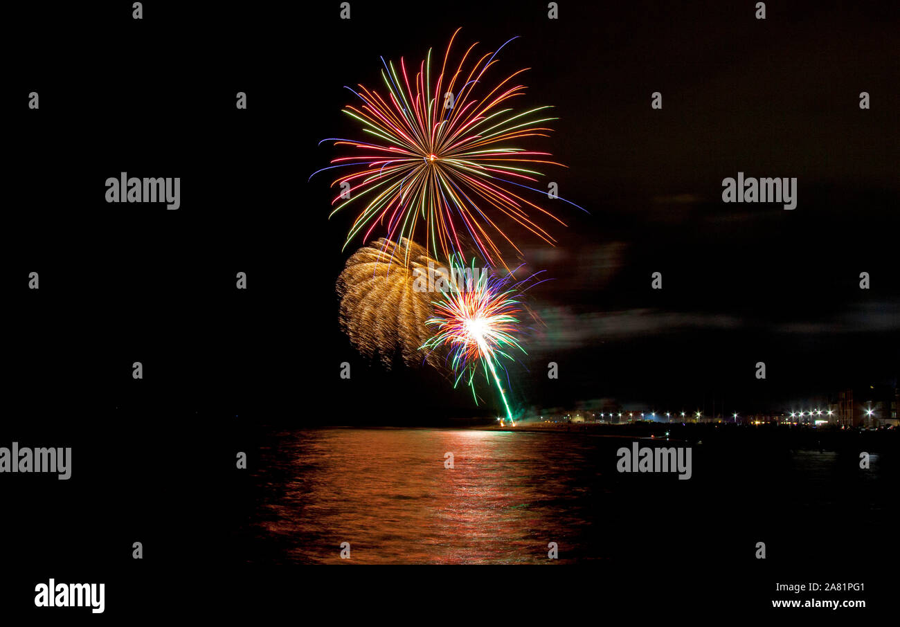 Musselburgh, East Lothian, Scotland, UK. 5 novembre 2019. Des centaines d'adultes et enfants se sont présentés le soir clairement pour regarder le feu d'artifice de couleurs fantastiques sur la mer à Fisherrow. Le conseil d'East Lothian fournir gratuitement l'événement. Banque D'Images