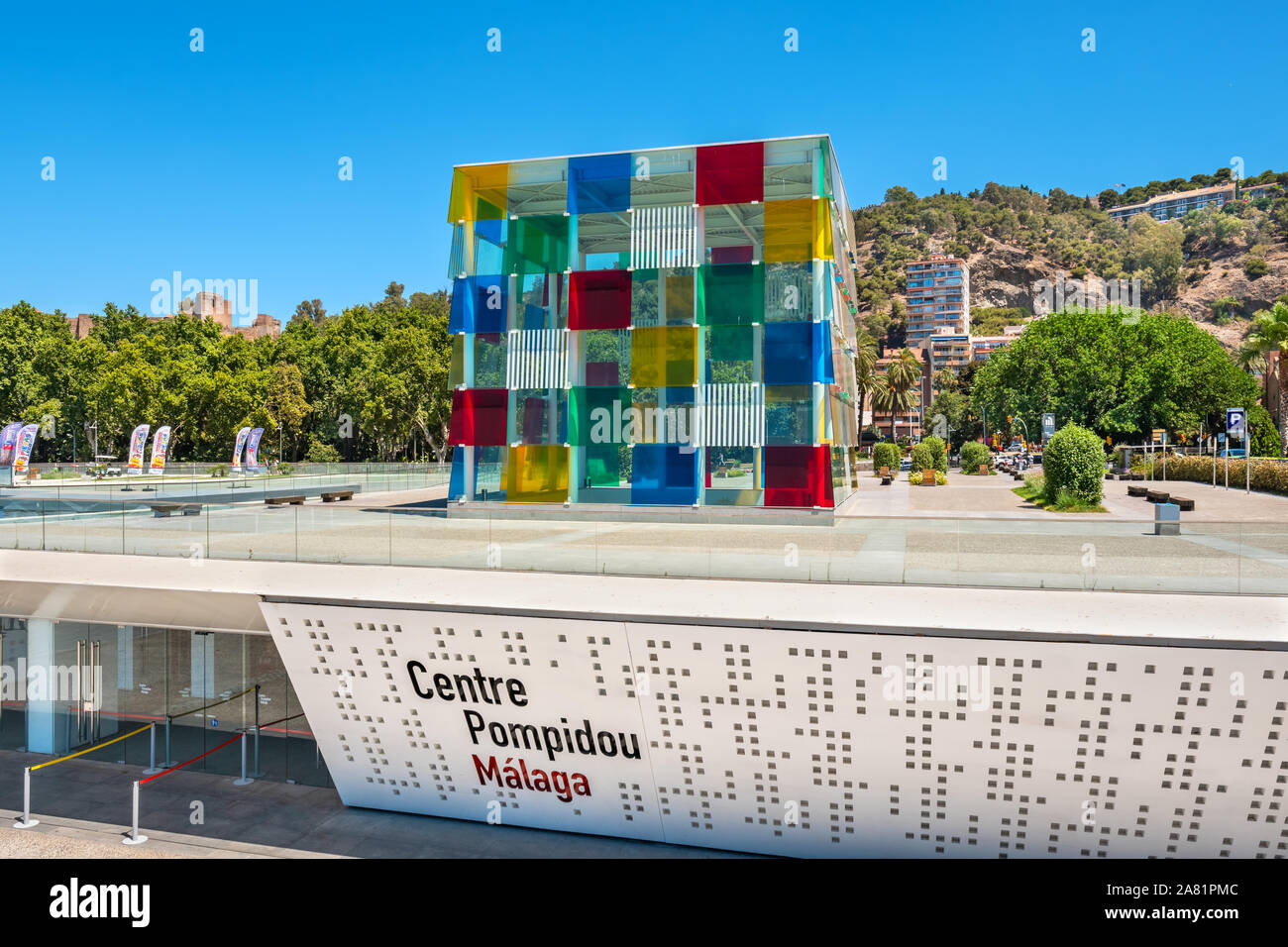 Entrée privée et grand cube de verre en Muelle Uno du Centre Pompidou à Malaga. Espagne Banque D'Images