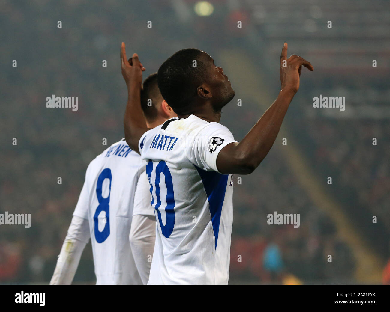 Anfield, Liverpool, Merseyside, Royaume-Uni. 5ème Nov, 2019. Ligue des Champions de football, Liverpool contre Genk ; Mbwana Samatta de KRC Genk célèbre son but égalisateur pour 1-1 après 40 minutes avec coéquipier Bryan Heynen de KRC Genk - usage éditorial : Action Crédit Plus Sport/Alamy Live News Banque D'Images