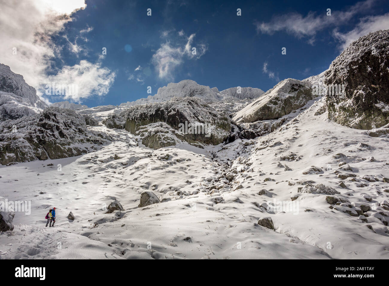 Deux personnes regardant fixement dans l'étonnant paysage d'hiver à la montagne de Rila en Bulgarie, Maliovica. Banque D'Images