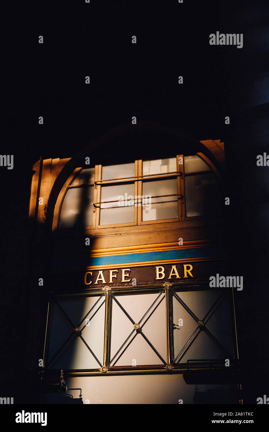 Coucher du soleil lumière sur le café le Nemours, Paris, France Banque D'Images