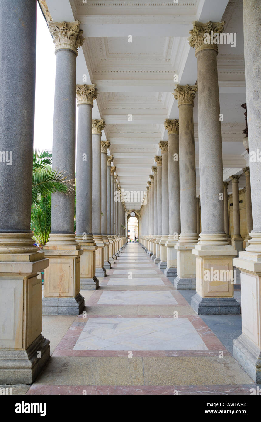 À Karlovy Vary, République tchèque. Le 31 juillet 2019. Le célèbre Moulin Colonnade - une grande colonnade contenant plusieurs sources d'eau chaude - est l'une des grandes touri Banque D'Images